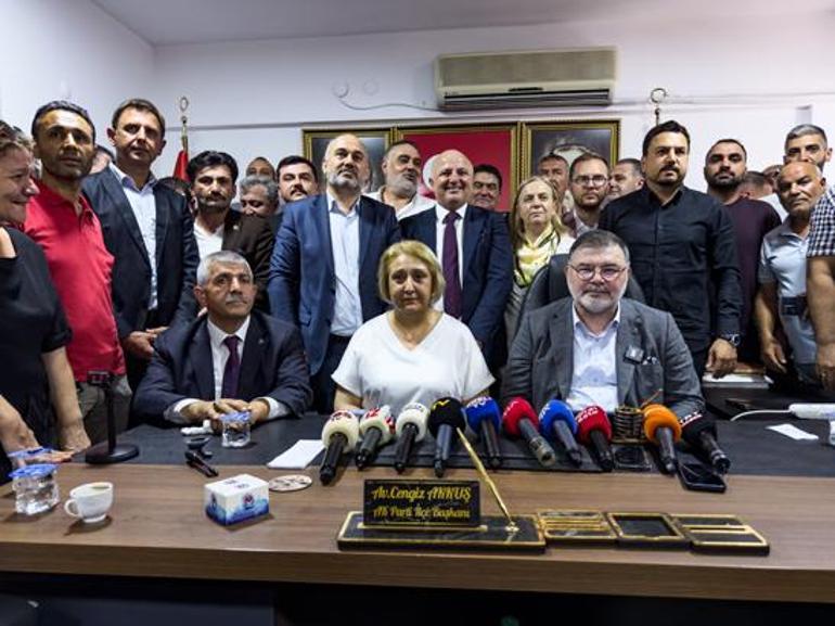 Son dakika... Menderes Belediyesi el değiştirdi CHP ve Yeni Partili üyeler birbirine girdi