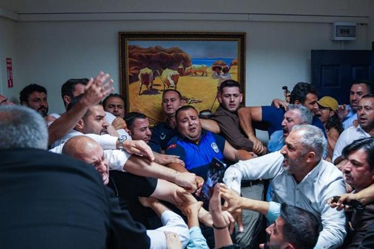 Son dakika... Menderes Belediyesi el değiştirdi CHP ve Yeni Partili üyeler birbirine girdi