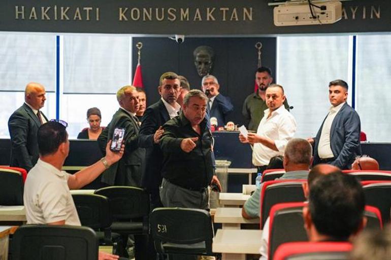 Son dakika... Menderes Belediyesi el değiştirdi CHP ve Yeni Partili üyeler birbirine girdi