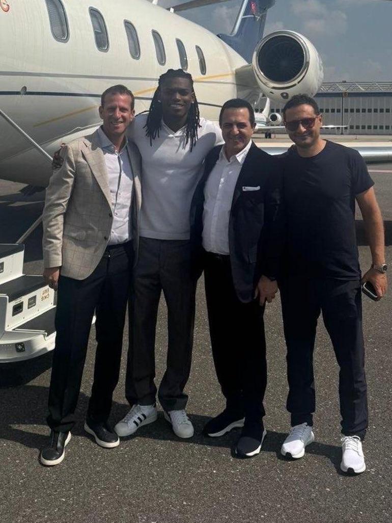 Galatasaray yaz bombasını paylattı! Rafael Leao İstanbul'da: Taraftarına ilk mesajı verdi - Resim : 4