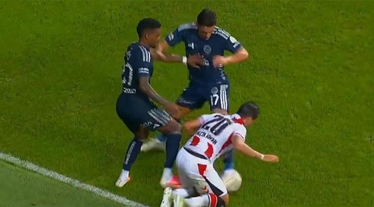 Samsunspor - Fenerbahçe maçının tartışmalı pozisyonlarını eski hakemler değerlendirdi Çok net bir kırmızı kart
