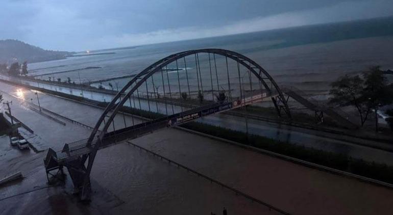 Korkutan görüntü Karadeniz sahil yolu sular altında kaldı