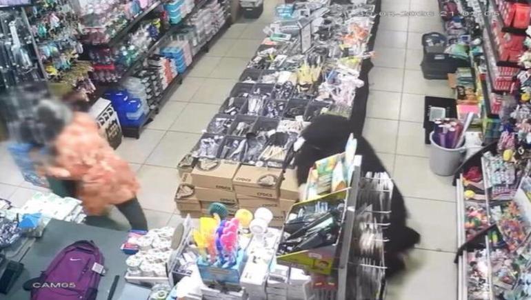 Kağıthane’de çantayı çalan kadın dakikalar sonra geri döndü Gelinim beğenmedi yalanıyla parasını istedi