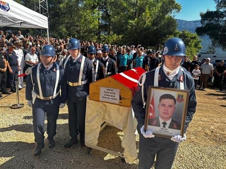 Faciada yürek yakan iki fedakarlık Can yeleğini çıkarıp verdi: Kızım bundan sonra sana emanet