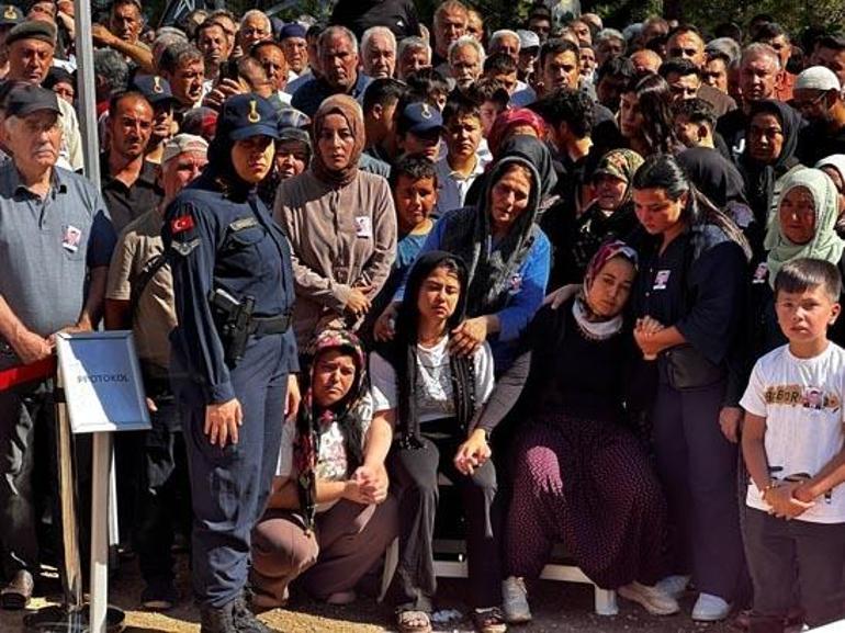 Faciada yürek yakan iki fedakarlık Can yeleğini çıkarıp verdi: Kızım bundan sonra sana emanet