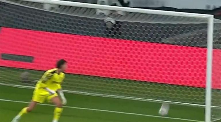 Başakşehir-Galatasaray maçının tartışmalı pozisyonlarını eski hakemler yorumladı Penaltı için yeterli değil