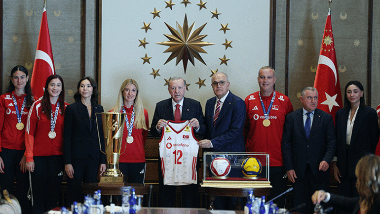 Cumhurbaşkanı Erdoğan, Avrupa ve Akdeniz Oyunları şampiyonu voleybolcuları kabul etti