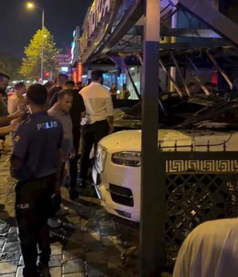 Antalya’da gece yarısı korkutan yangın Oto galeride başladı, 3 katlı apartmana sıçradı