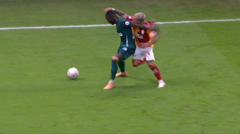 Galatasaray-Kocaelispor maçının tartışmalı pozisyonlarını Trio hakemleri değerlendirdi Kural dışı müdahale var
