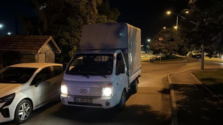 Eşi tarafından zorla tutulduğu kamyonetin kapısını açıp kendini yola attı