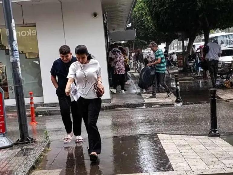 İstanbul’da sağanak alarmı AKOM gün gün açıkladı: Sıcaklıklar 20 derecenin altına düşecek