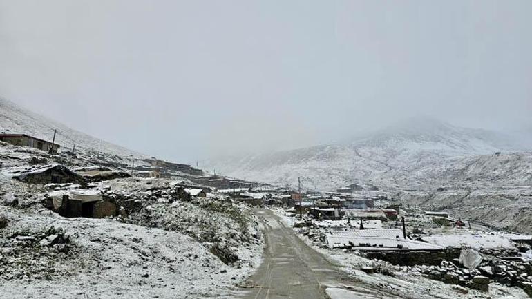 Hava bir anda değişti Sağanak yerini kara bıraktı