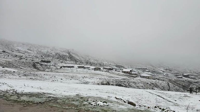 Hava bir anda değişti Sağanak yerini kara bıraktı