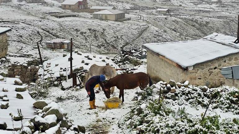 Hava bir anda değişti Sağanak yerini kara bıraktı