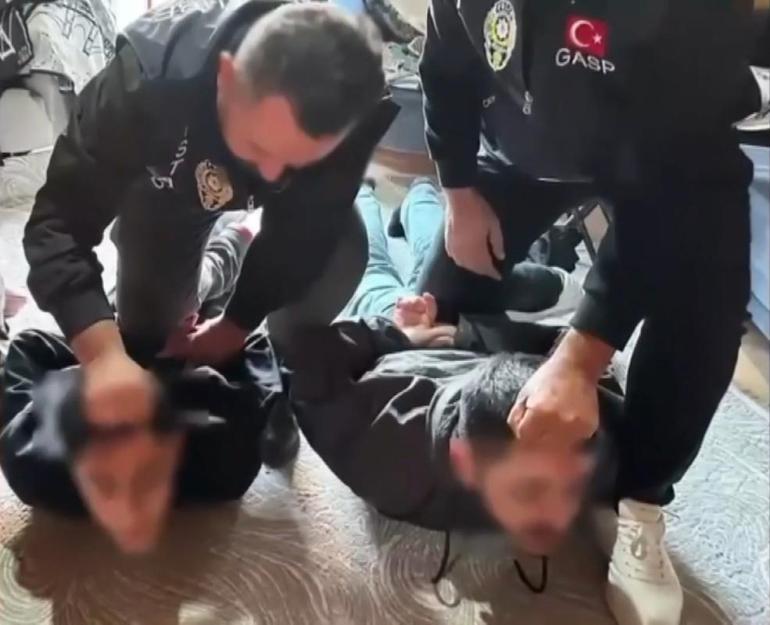 Bayrampaşa'da 7 kilo altın ve 35 bin avroluk gasp! Paralarla çektirdikleri fotoğraflar ortaya çıktı