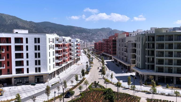 Hatayda 5 bin 933 yeni yuva Depremzede Artun: Devlet baba cillop gibi yaptı buraları