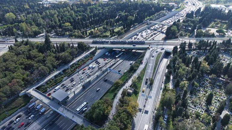 İstanbulda Edirnekapı metrobüs üst geçidi aylardır kapalı Girişine jiletli tel çekildi, turnikeler söküldü