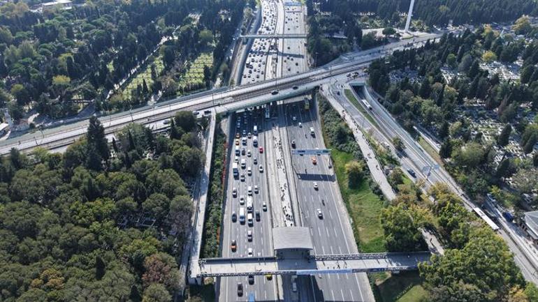 İstanbulda Edirnekapı metrobüs üst geçidi aylardır kapalı Girişine jiletli tel çekildi, turnikeler söküldü