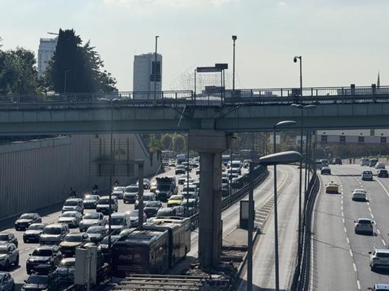 İstanbulda Edirnekapı metrobüs üst geçidi aylardır kapalı Girişine jiletli tel çekildi, turnikeler söküldü