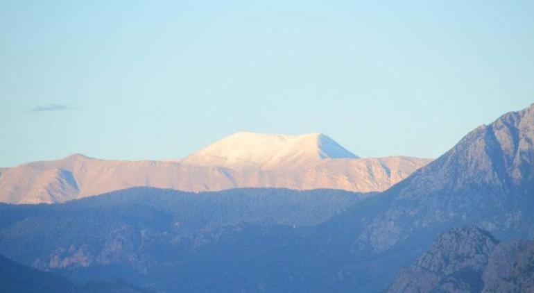 Antalya’da bir gecede iki mevsim Önce sağanak sonra kar sürprizi