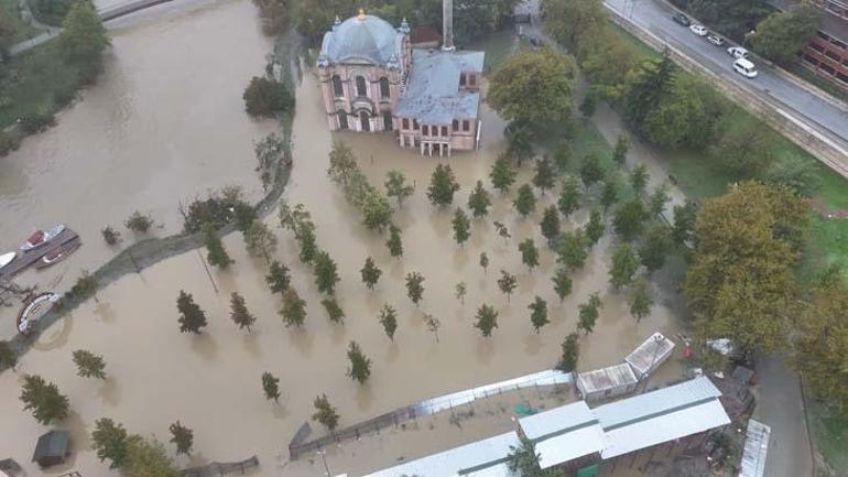 İstanbul’da sağanak felaketi Tarihi cami sular altında