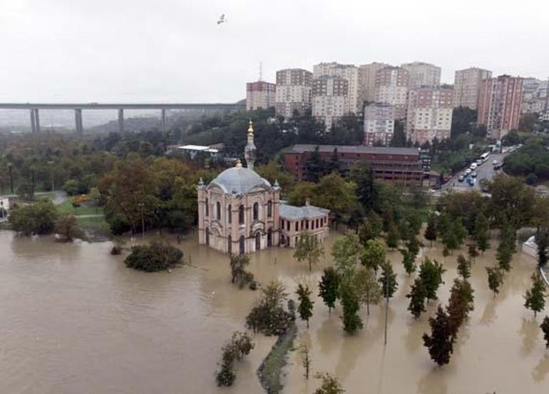 İstanbul’da sağanak felaketi Tarihi cami sular altında