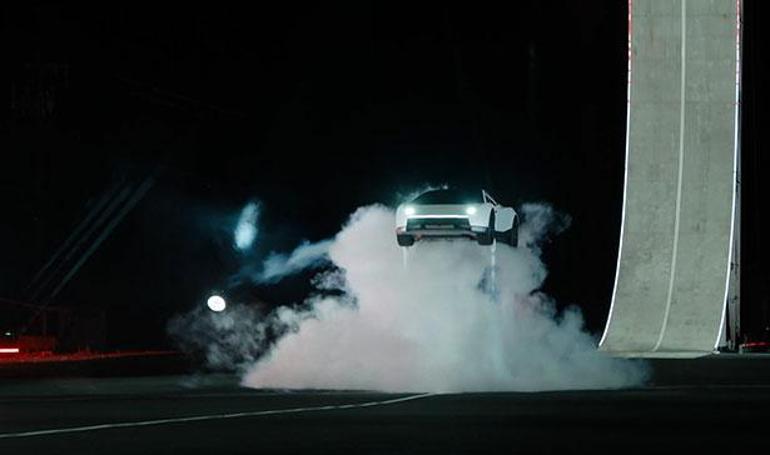 Tesla’dan “uçan otomobil” gösterisi Musk’tan yeni araç için çarpıcı uyarı: “Başarı garanti değil”