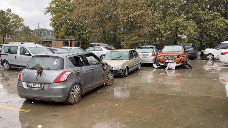 İstanbul'da selde sürüklenip otoparka çekilen araçlar görüntülendi