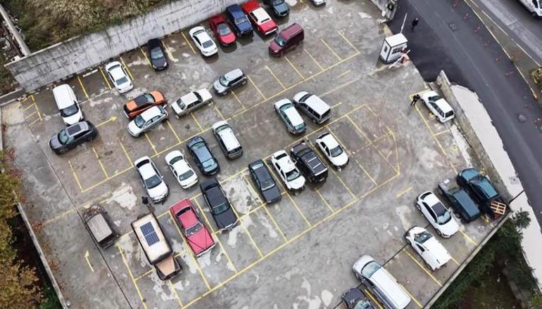 İstanbul'da selde sürüklenip otoparka çekilen araçlar görüntülendi