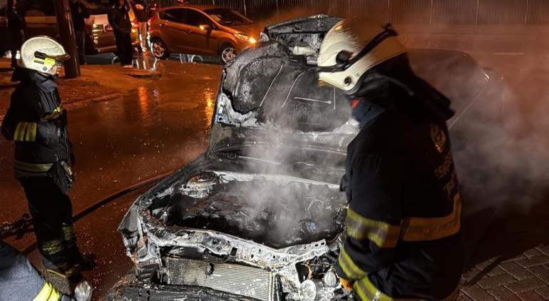 Şaşkına çeviren rahatlık Alkollü sürücü, yanan arabasını sigara içerek izledi