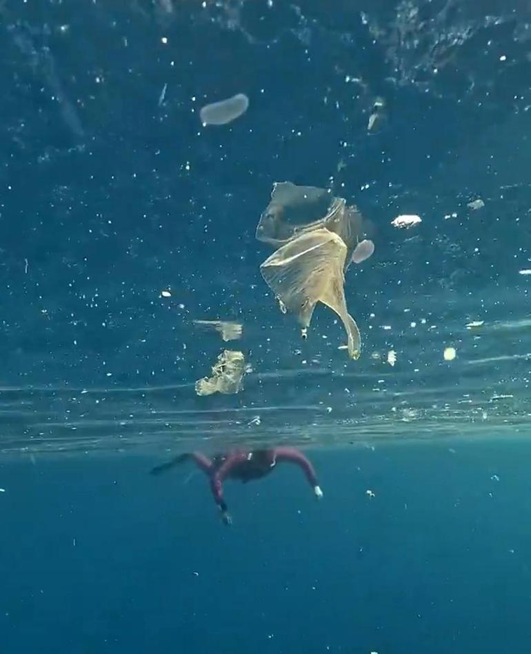 Antalyada denize girenler plastik atıkların arasında yüzdü Uzman isimden kritik uyarı