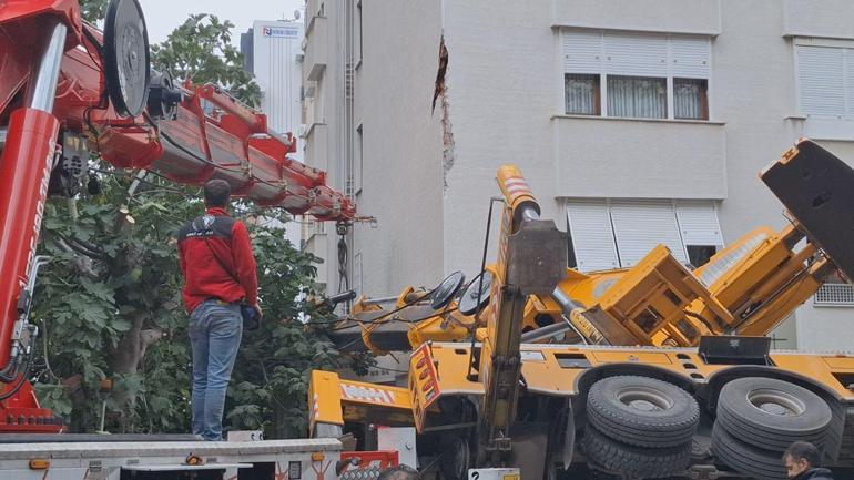 Kadıköyde devrilen vinç 11 katlı binaya çarptı