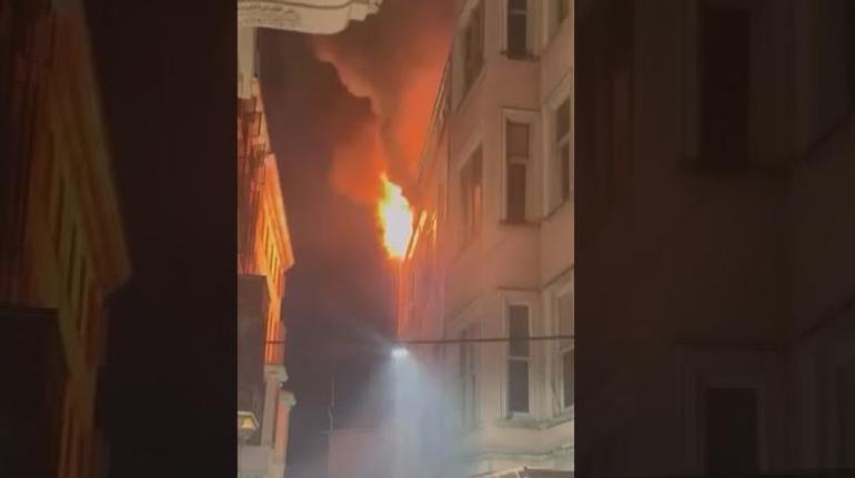 Beyoğlunda otelde yangın Ekiplerin alevlere müdahalesi sürüyor