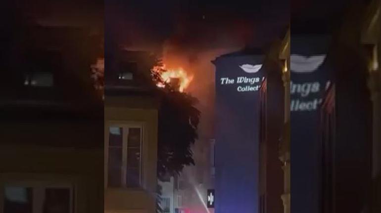 Beyoğlunda otelde yangın Ekiplerin alevlere müdahalesi sürüyor