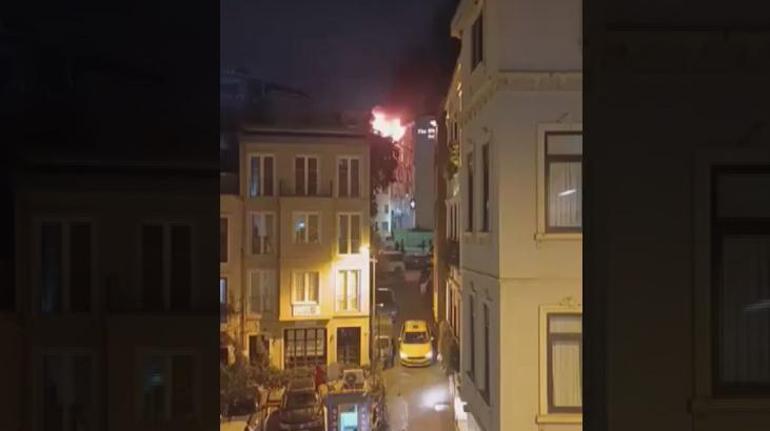 Beyoğlunda otelde yangın Ekiplerin alevlere müdahalesi sürüyor