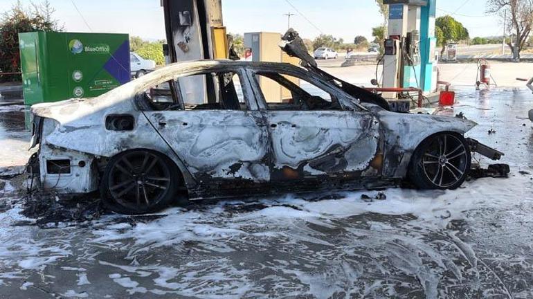 İzmir'de feci kaza! Akaryakıt pompasına çarpan otomobil alev aldı