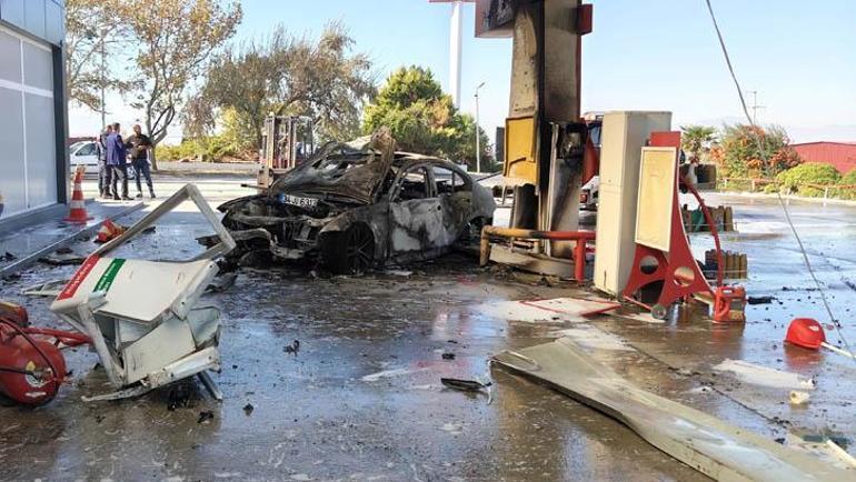 İzmir'de feci kaza! Akaryakıt pompasına çarpan otomobil alev aldı