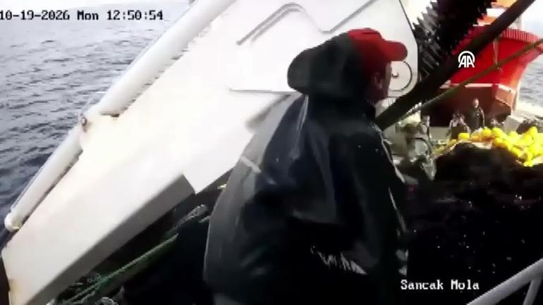 Teknede can pazarı Vinç ve makara sistemi üzerlerine böyle devrildi: 1 ölü