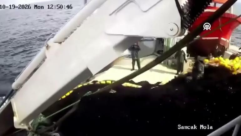 Teknede can pazarı Vinç ve makara sistemi üzerlerine böyle devrildi: 1 ölü