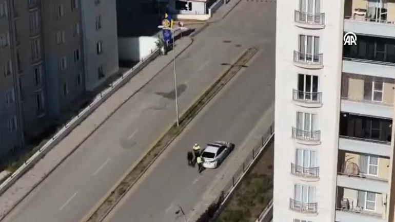 Polisi görünce arabayı yolda bırakıp yürüdü Kurnaz sürücünün planını dron bozdu: Böyle yakalandı