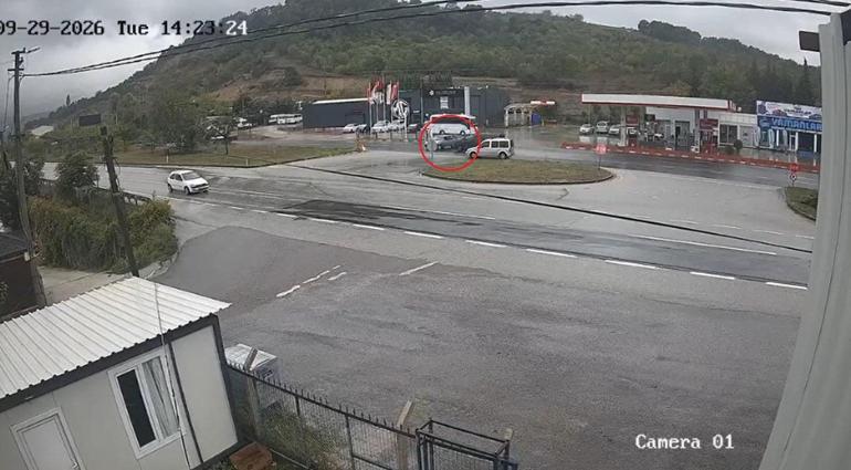 Yalova-Bursa yolunda feci kaza kamerada Otomobil ikiye bölündü, sürücü öldü