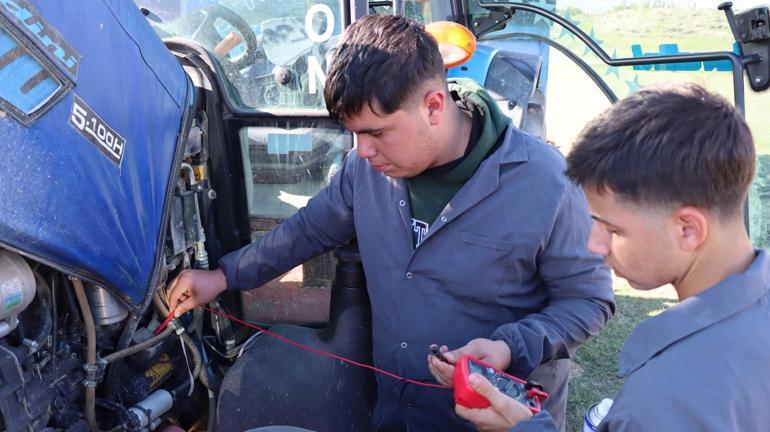 Lisede öğrendikleriyle ücretsiz hizmet ediyorlar Çiftçiler çok memnun