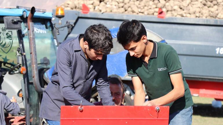 Lisede öğrendikleriyle ücretsiz hizmet ediyorlar Çiftçiler çok memnun