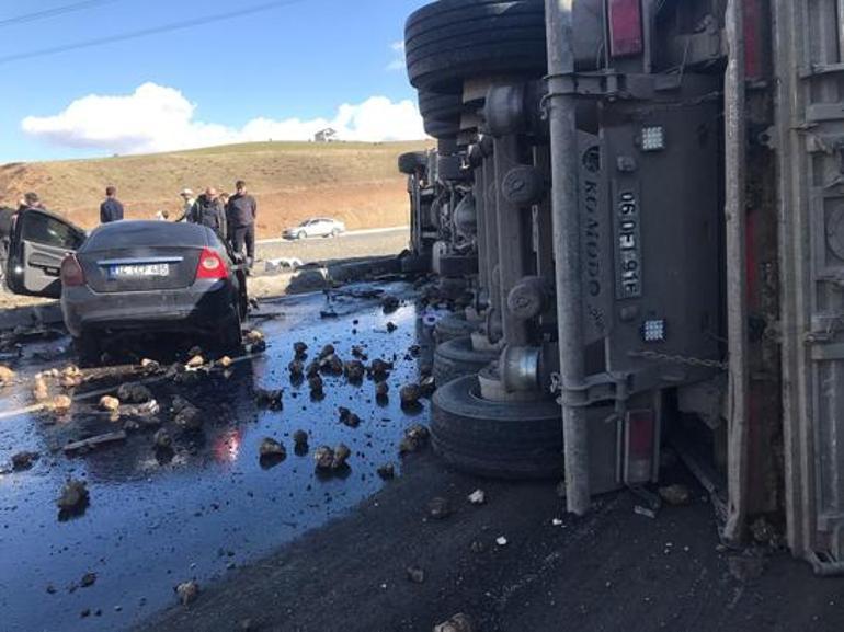 Ağrıda feci kaza Pancar yüklü TIRın altında kalan otomobilde 4 kişi hayatını kaybetti