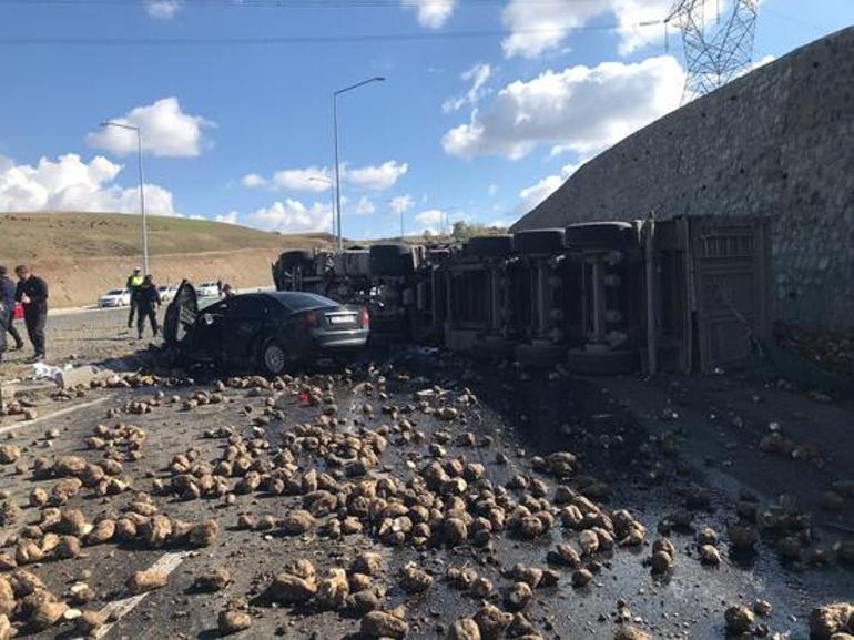 Ağrıda feci kaza Pancar yüklü TIRın altında kalan otomobilde 4 kişi hayatını kaybetti