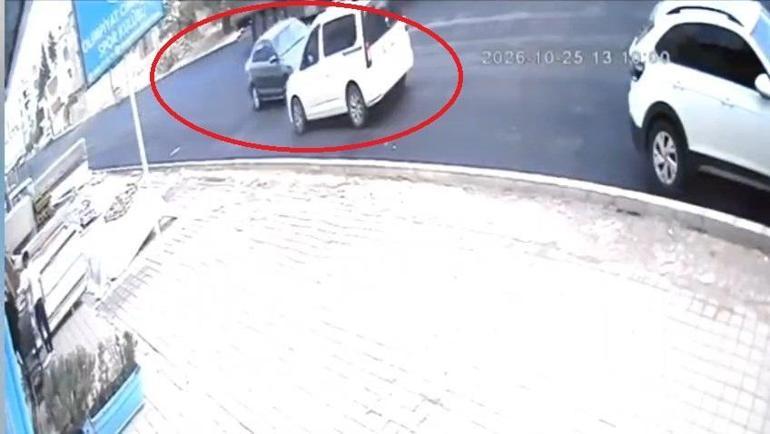 Mardinde otomobil önce araca sonra çocuğa çarptı Korkunç kaza kamerada