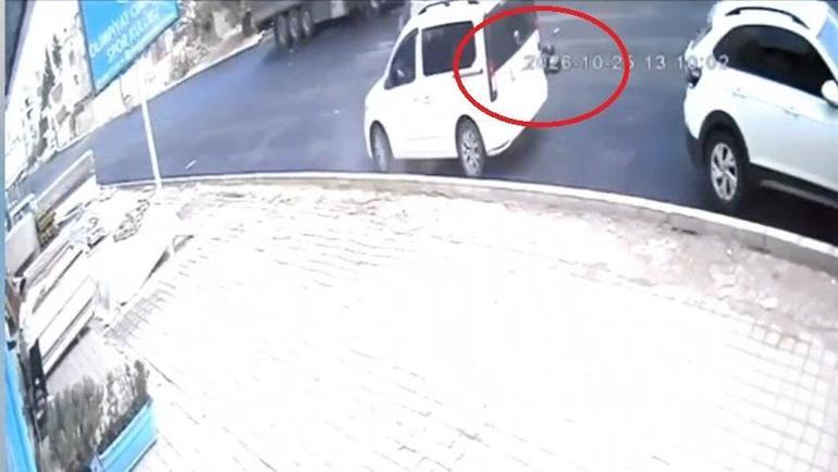 Mardinde otomobil önce araca sonra çocuğa çarptı Korkunç kaza kamerada