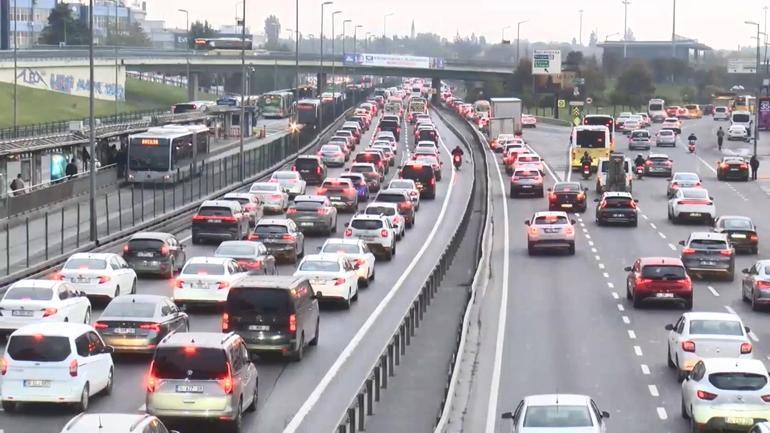 İstanbulda haftanın ilk iş günü trafik yoğunluğu Sabah saatlerinde yüzde 78e çıktı
