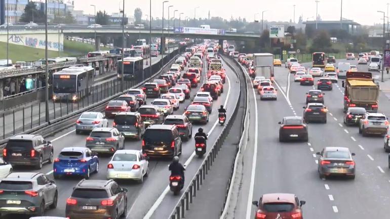 İstanbulda haftanın ilk iş günü trafik yoğunluğu Sabah saatlerinde yüzde 78e çıktı
