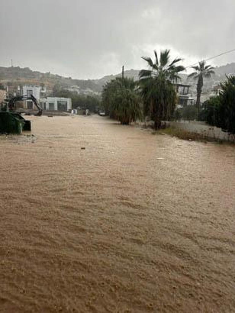 Bodrumda sağanak: Yollar göle döndü, iş yerlerini su bastı
